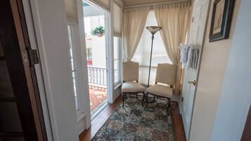 Chambre Double, 1 trÚs grand lit, balcon | Décoration personnalisée, fer et planche à repasser, draps fournis