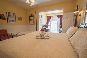 بديكورات فريدة لكل غرفة ومكواة/لوح كي وملاءات أسرّة