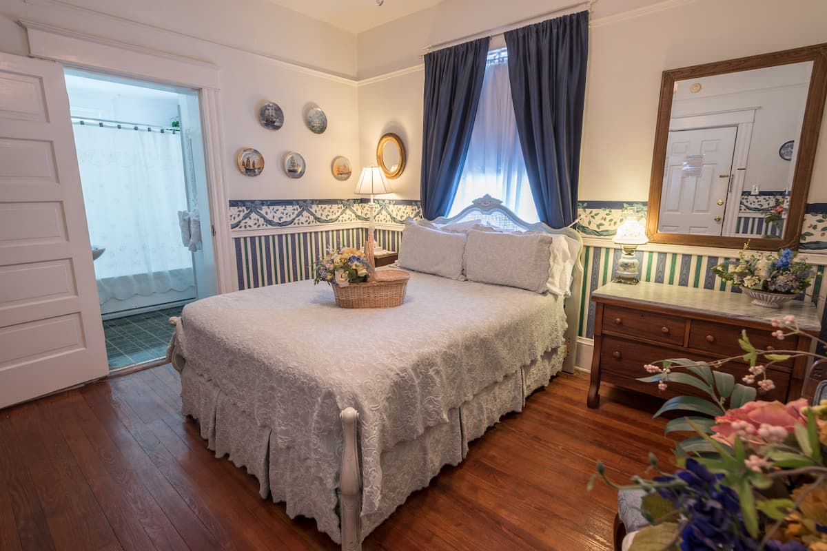 Double Room, 1 King Bed, Private Bathroom | Iron/ironing board, individually decorated, bed sheets