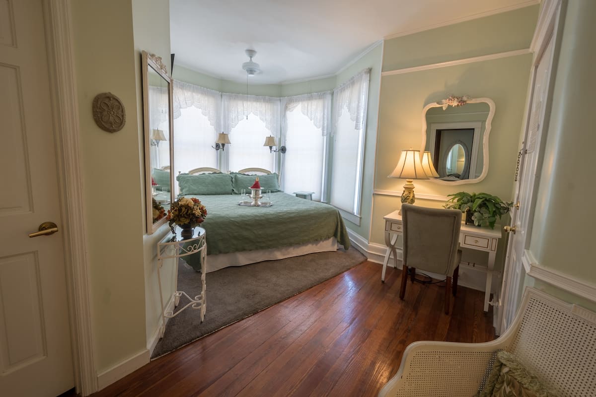 Double Room, 1 King Bed, Private Bathroom | Iron/ironing board, individually decorated, bed sheets
