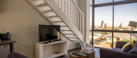 Apartament Deluxe, 2 dormitoris | Sala d'estar | Televisor de pantalla plana de 42 polzades amb canals per satèl·lit