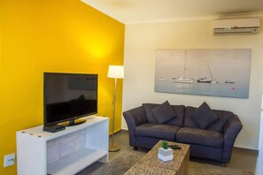 Een 42-inch flatscreentelevisie met satellietzenders en televisie