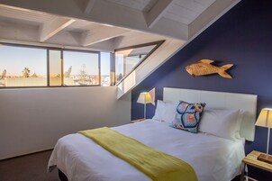 Ropa de cama de alta calidad y caja de seguridad en la habitación 