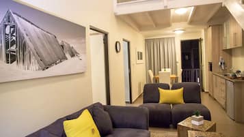 Familie appartement, 2 slaapkamers | Woonruimte | Een 42-inch flatscreentelevisie met satellietzenders en een televisie