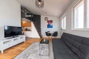 Estudio estándar, cocina básica, vistas parciales al mar | Zona de estar | Televisión de pantalla plana de 24 pulgadas con canales por satélite