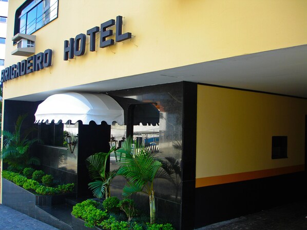 A hotel entrance with a sign reading "BRIGADERO HOTEL". - Hotel Brigadeiro (São Paulo)