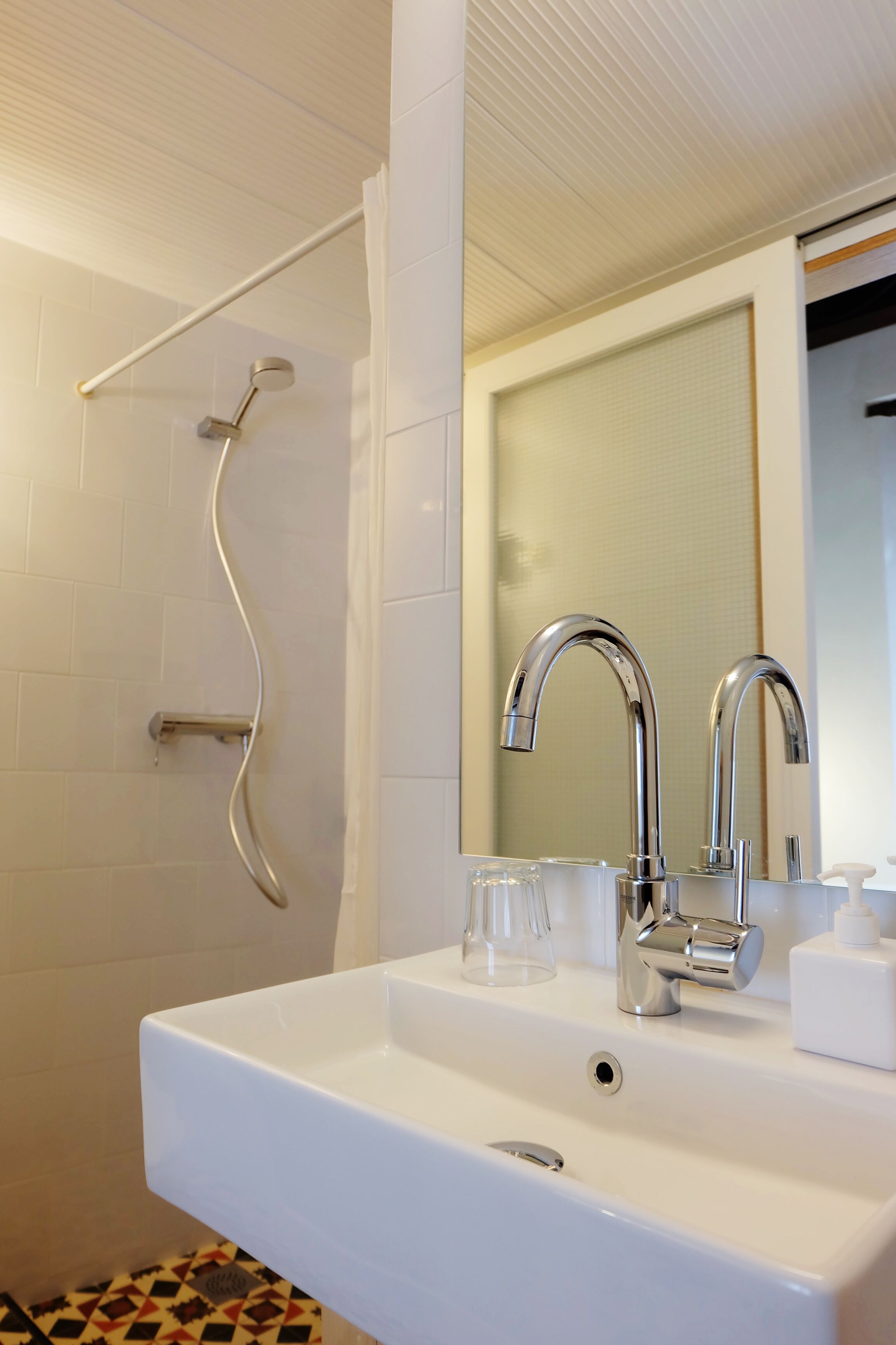 Superior tweepersoonskamer, 1 tweepersoonsbed | Badkamer | Een douche, een haardroger, handdoeken