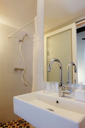 Superior Double Room, 1 Double Bed | Bathroom | Shower, hair dryer, towels - Casa de Huéspedes Santa María - Adults Only (El Puerto de Santa Maria)
