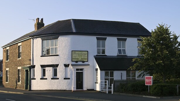 A two-story building with a sign reading "Fourways Guest House Thirsty." - Fourways Guest House (Thirsk)