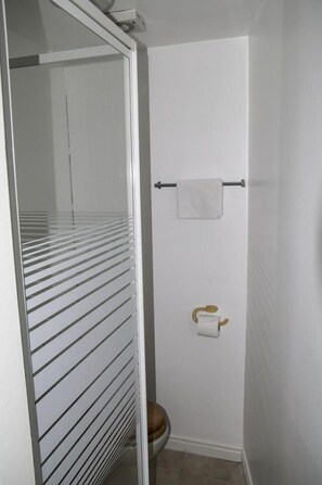 Bathroom shower - Fourways Guest House (Thirsk)