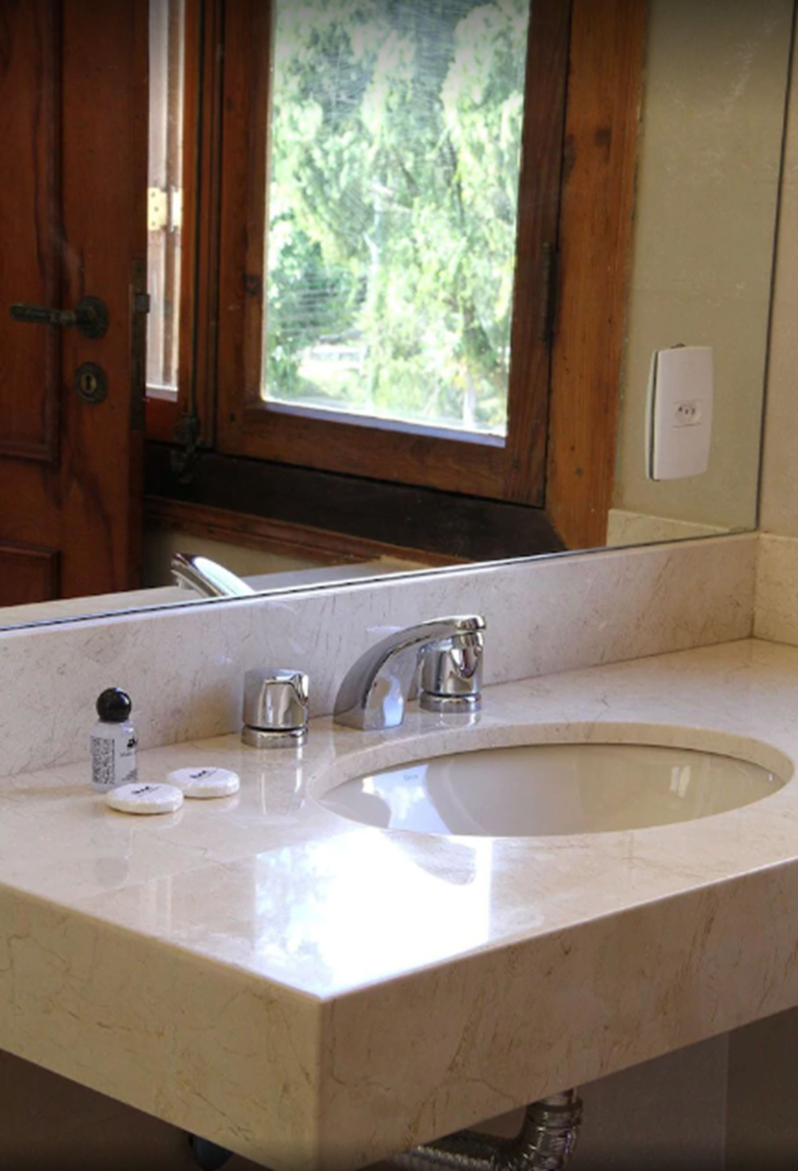 shower, free toiletries, towels