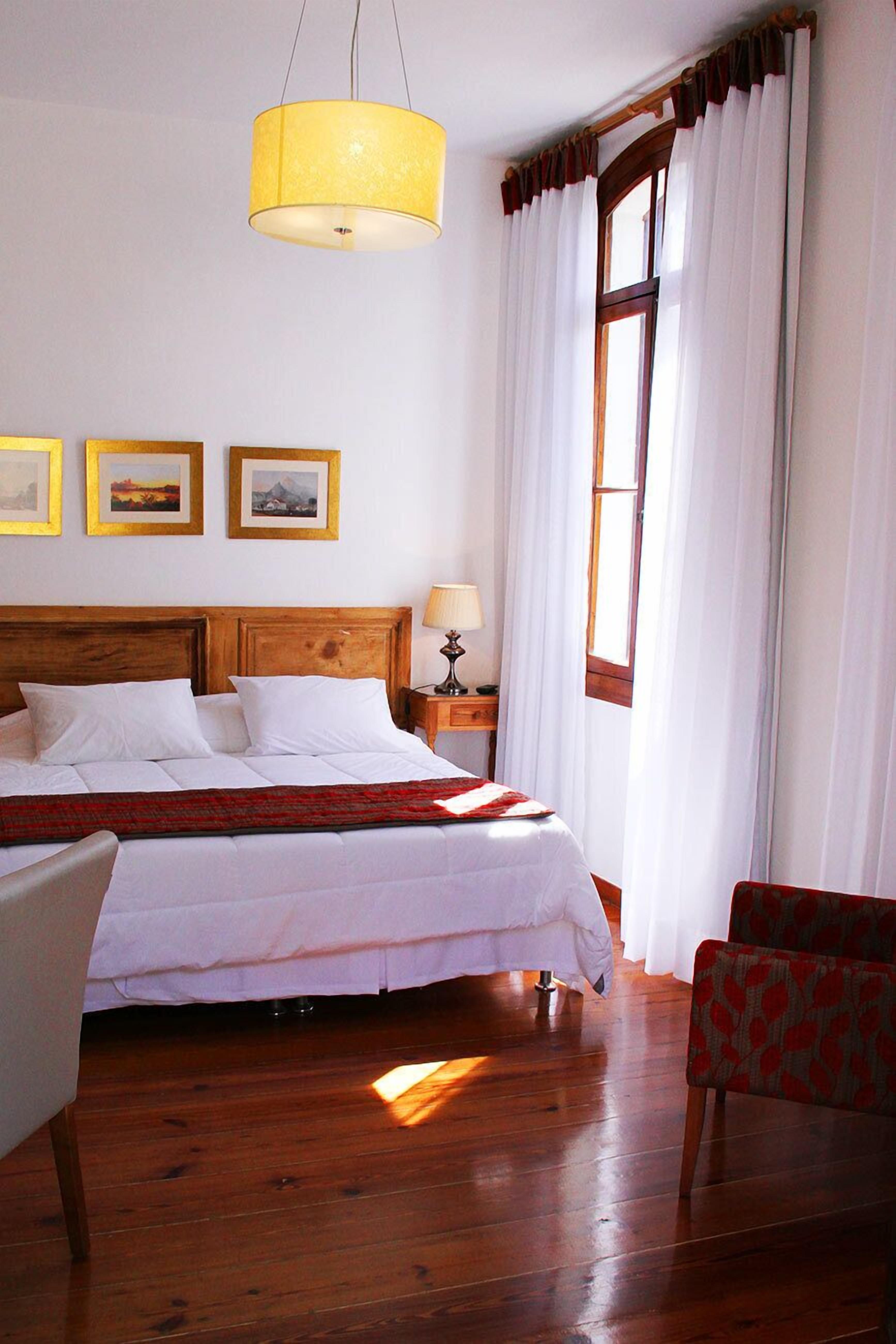 Frigobar, escrivaninha, espaço de trabalho para notebook