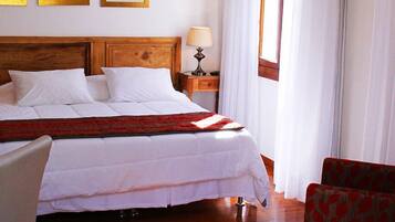 Frigobar, escrivaninha, espaço de trabalho para notebook