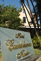 A sign for Hotel Casablanca Kodar with a clear view of the building in the background.