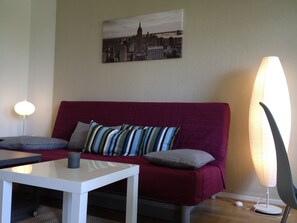 Apartamento City, 3 habitaciones, vistas a la ciudad | Zona de estar | Una televisión de pantalla plana, un reproductor de DVD