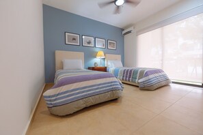 Deluxe-Apartment, 2 Schlafzimmer, Terrasse, Poolblick | 1 Schlafzimmer, Zimmersafe, Bügeleisen/Bügelbrett, kostenloses WLAN