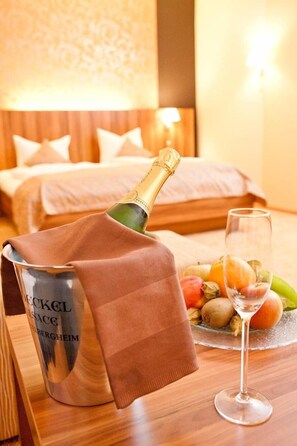 Deluxe Double Room, 1 King Bed | In-room safe, desk, soundproofing, iron/ironing board - Dagstuhler Hof (Wadern)
