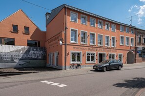A building with a sign for 'Wirtschafter Hof' and 'Dagstuhl Hof Hotel'. - Dagstuhler Hof (Wadern)