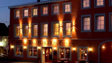 Fassade der Unterkunft – Abend/Nacht