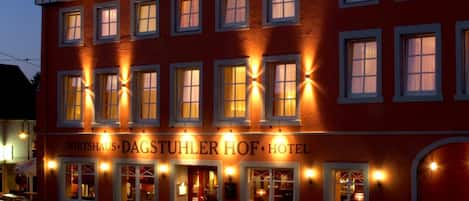 Fassade der Unterkunft – Abend/Nacht