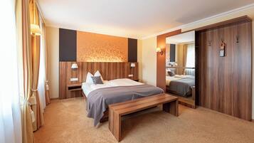 Habitación doble Deluxe, 1 cama King size | Caja de seguridad en la habitación, escritorio y insonorización