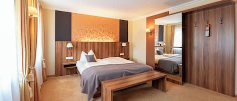 Deluxe Double Room, 1 King Bed | In-room safe, desk, soundproofing, iron/ironing board