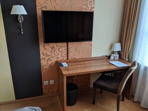 Caja de seguridad en la habitación y escritorio 