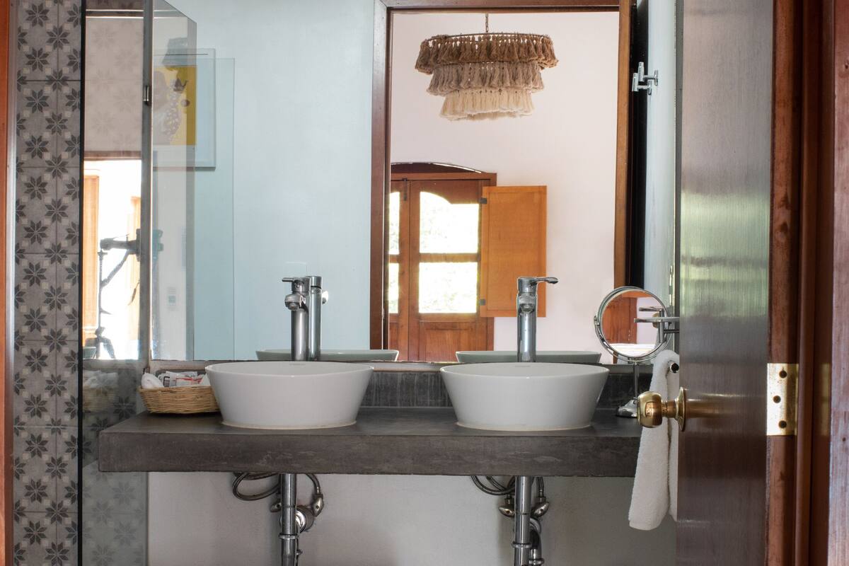 double room | bathroom | shower, free toiletries, hair dryer, towels