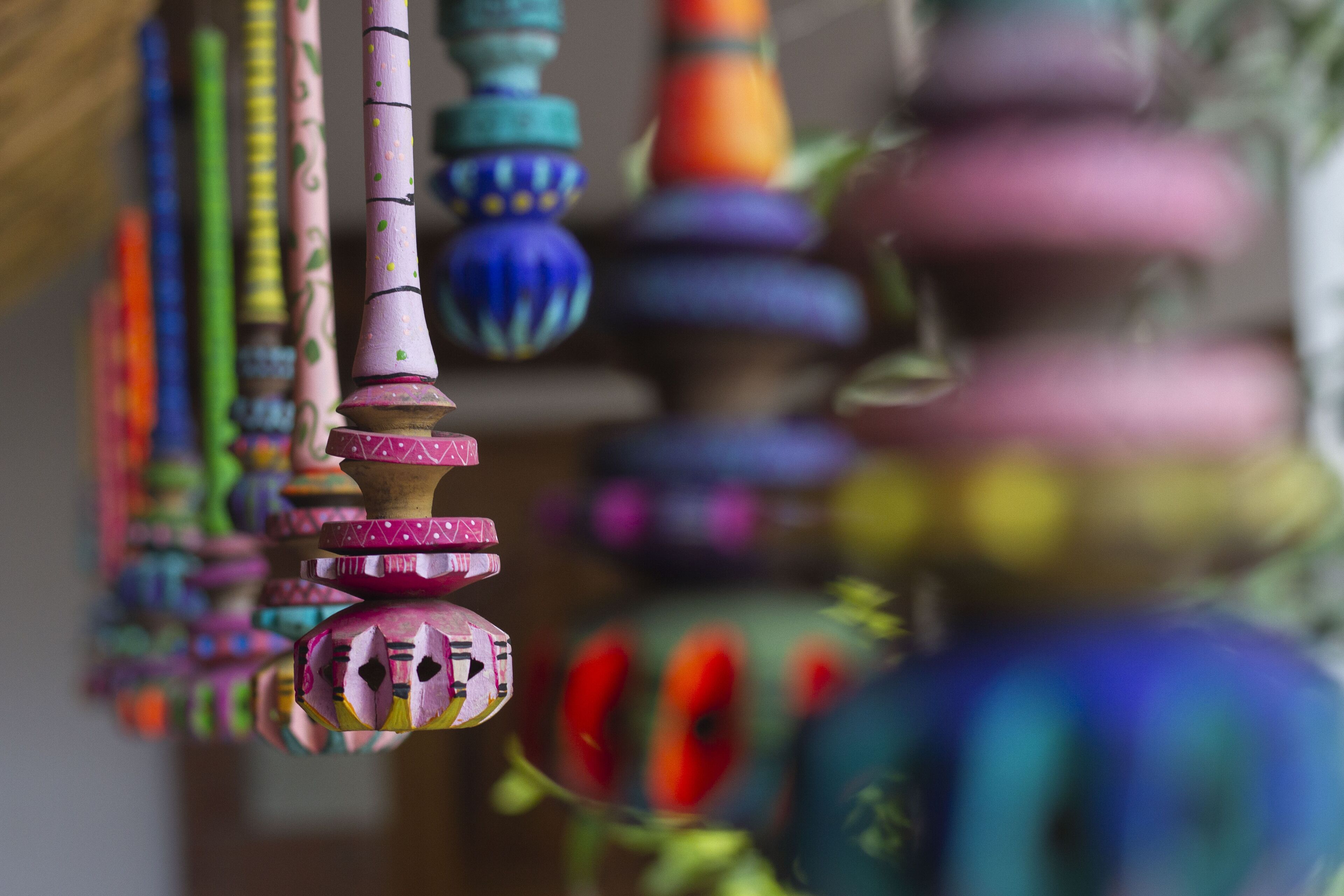 Une collection d’objets en bois aux couleurs vives et aux motifs complexes.