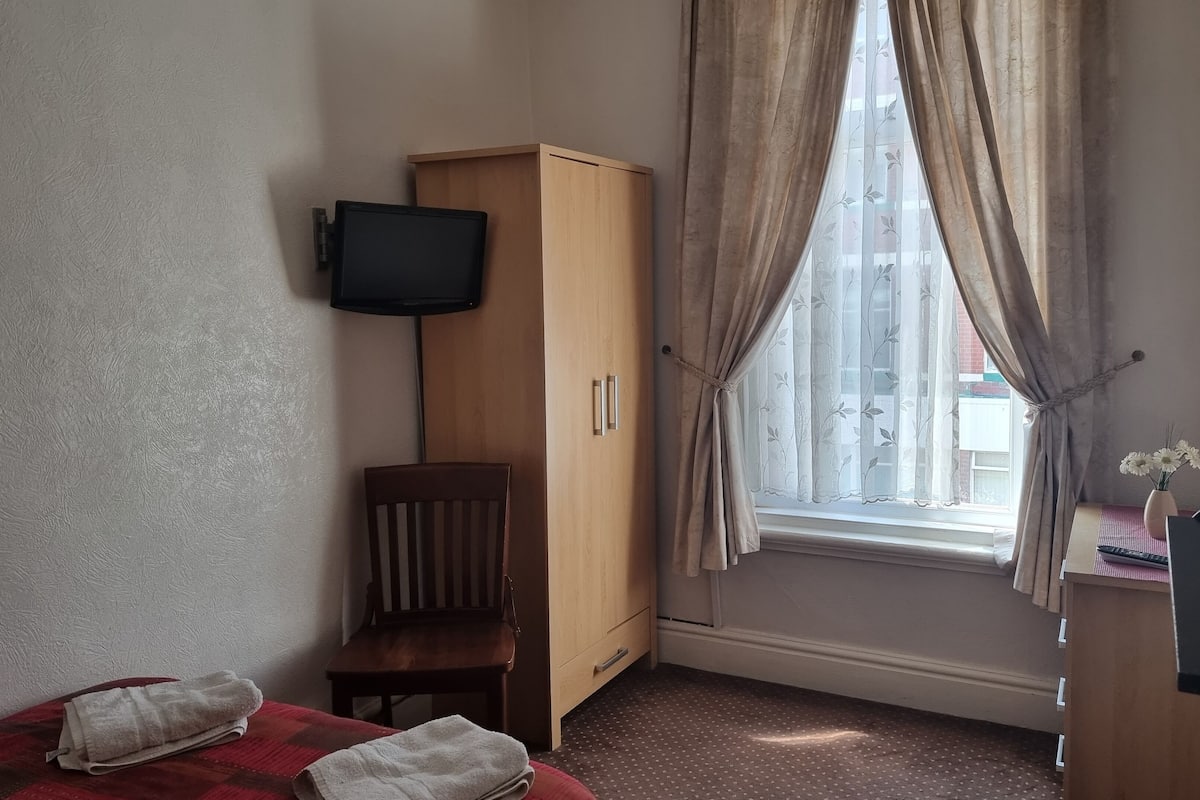 economy double room | iron/ironing board, cots/infant beds, free wifi