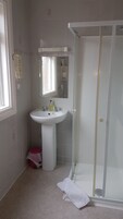 Superior tweepersoonskamer | Badkamer | Een douche, gratis toiletartikelen, een haardroger, handdoeken