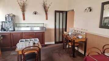 Her gün tam kahvaltı (kişi başı 7.50 GBP) 