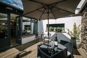 Breakfast and dinner served, British cuisine