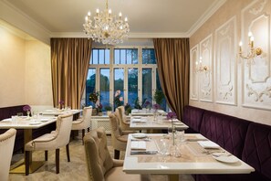 Bao gồm bữa sáng đầy đủ hàng ngày 