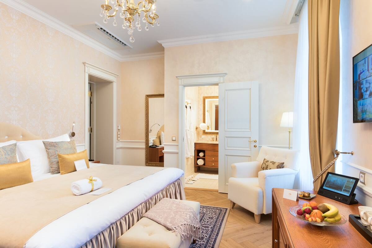 Deluxe Room, 1 King Bed | Egyptian cotton sheets, premium bedding, minibar, in-room safe