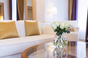 Phòng Suite Junior, 1 giường cỡ king | Bộ trải giường bằng vải cotton Ai Cập, bộ đồ giường cao cấp, minibar 