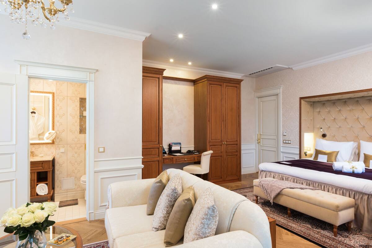 Junior Suite, 1 King Bed | Egyptian cotton sheets, premium bedding, minibar, in-room safe