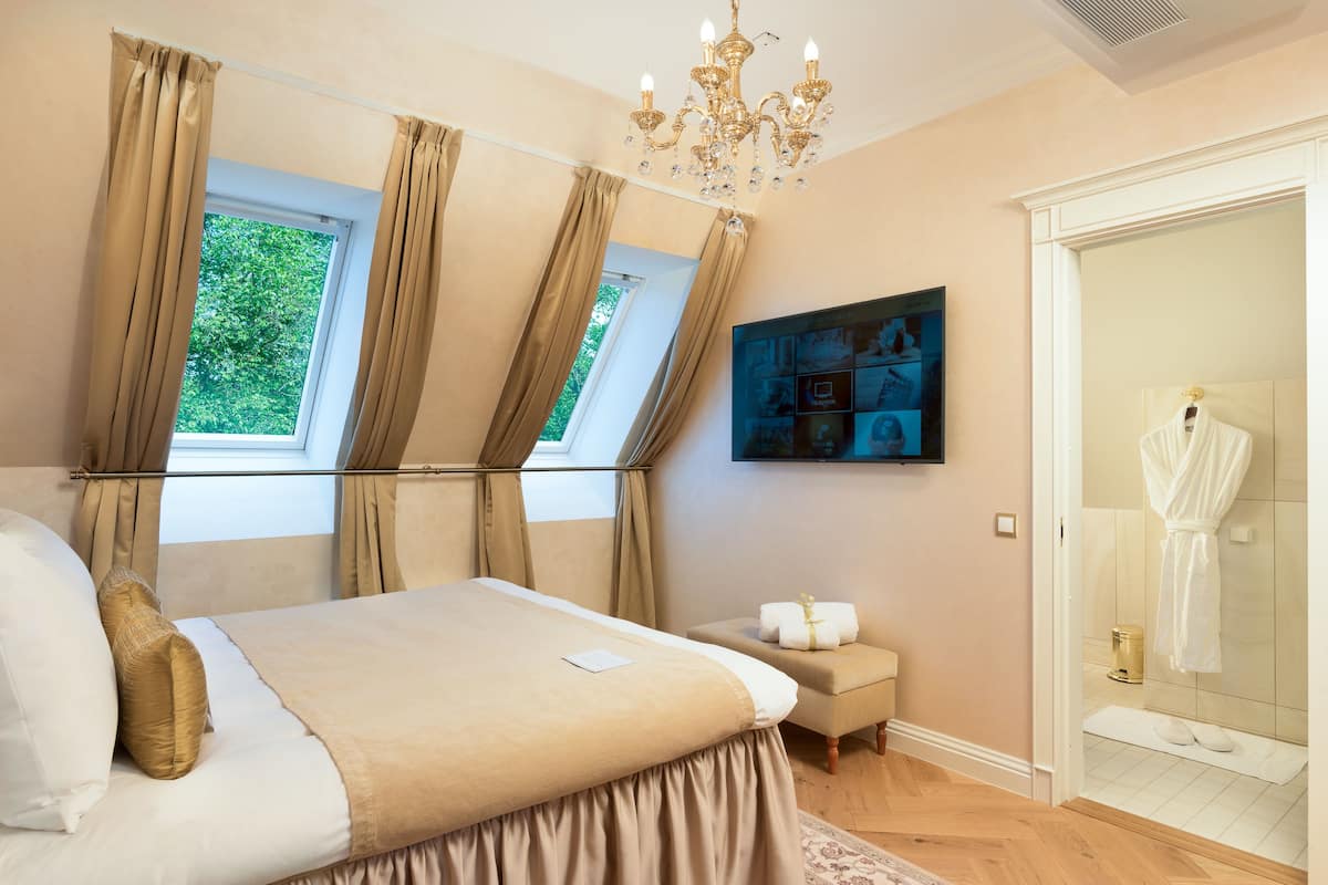 Egyptian cotton sheets, premium bedding, minibar, in-room safe