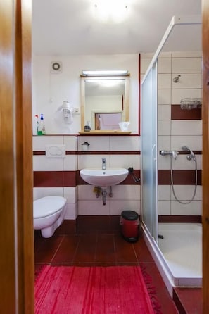 Ducha, artículos de tocador gratuitos, secador de pelo, toallas