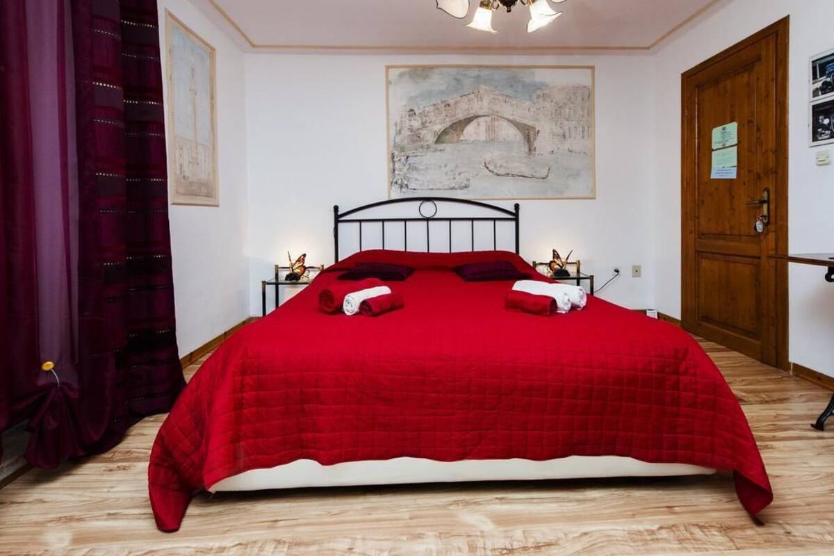 In-room safe, desk, cribs (free), WiFi (free)