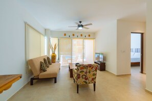 Comfort Condo, 2 Bedrooms, Pool Access, Poolside | Living area | Flat-screen TV