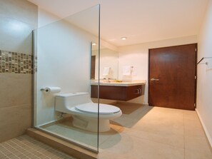 Comfort Condo, 2 Bedrooms, Pool Access, Poolside | Bathroom | Shower, free toiletries, hair dryer, towels