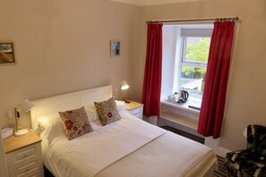 Blackout drapes, iron/ironing board, free WiFi, bed sheets - West End Guest House (Elgin)