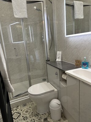 Quarto casal superior, 1 cama King (Large) | Banheiro | Produtos de toalete grátis, secador de cabelo, toalhas de banho 