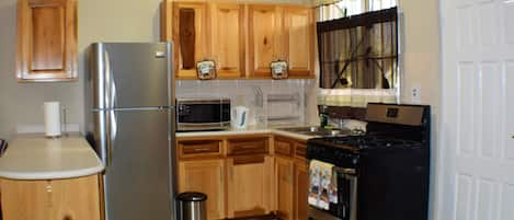 Full-size fridge, microwave, oven, stovetop