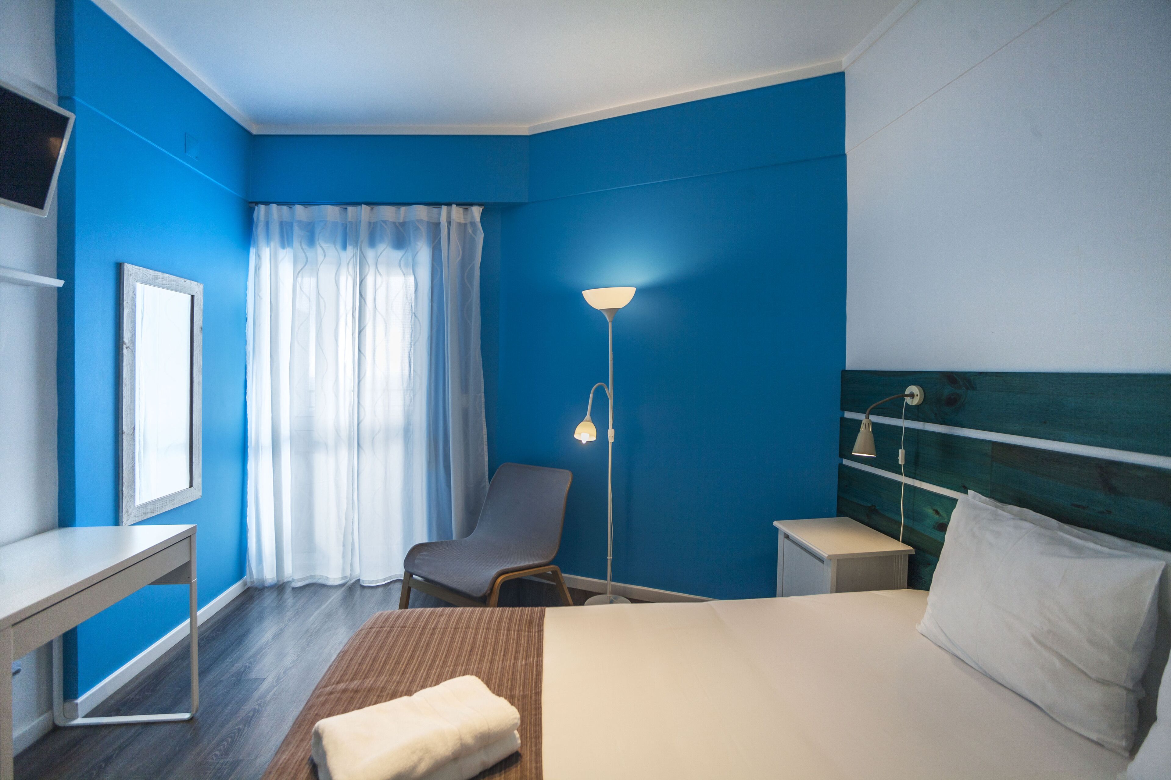 Caja de seguridad en la habitación y escritorio 