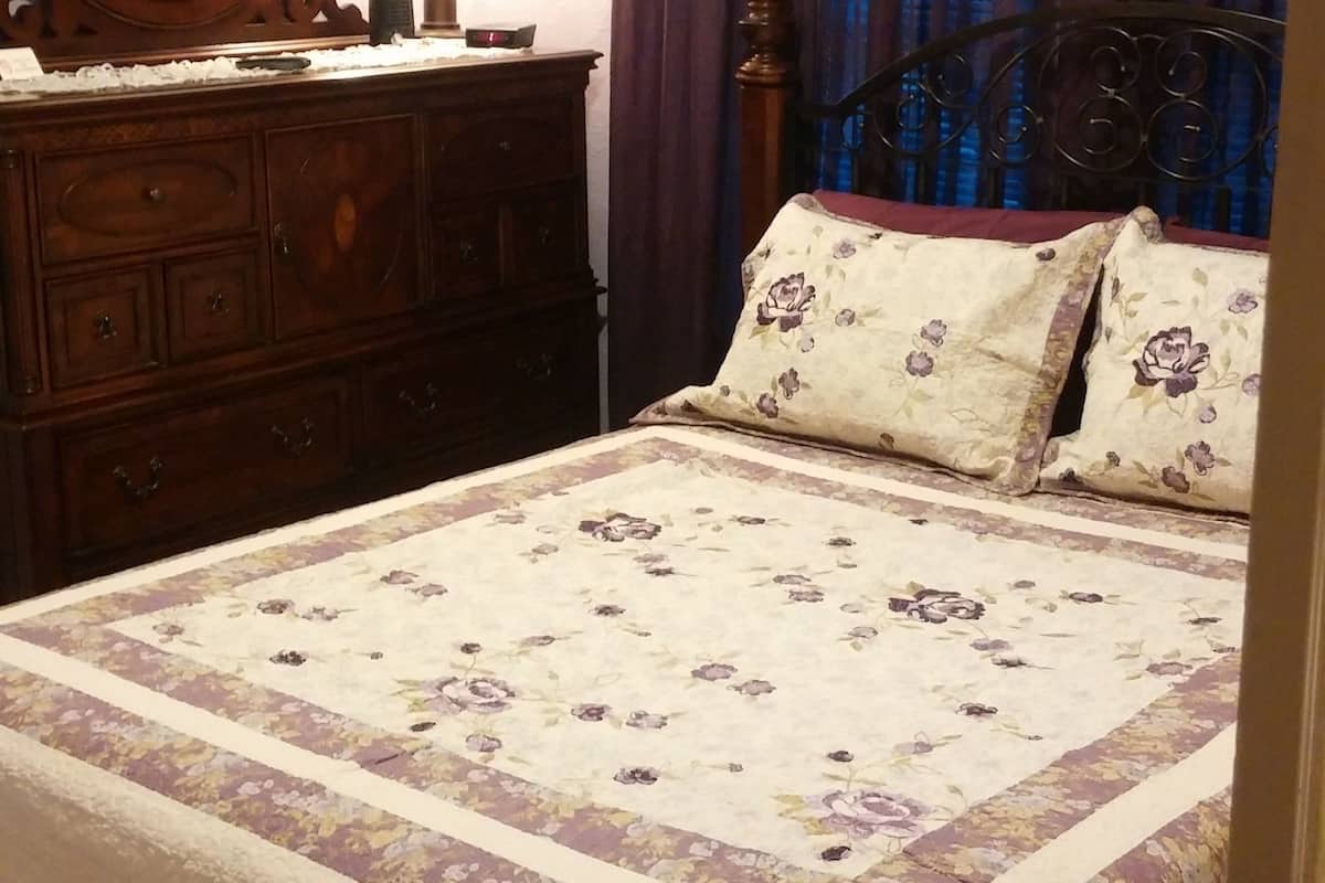 Habitación (A-2: Victoria’s Room: Queen Bed) | Ropa de cama de alta calidad, camas con efecto memoria y escritorio