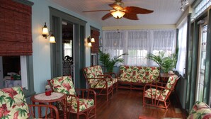 Lobby sitting area - Island Guest House B&B (Beach Haven)