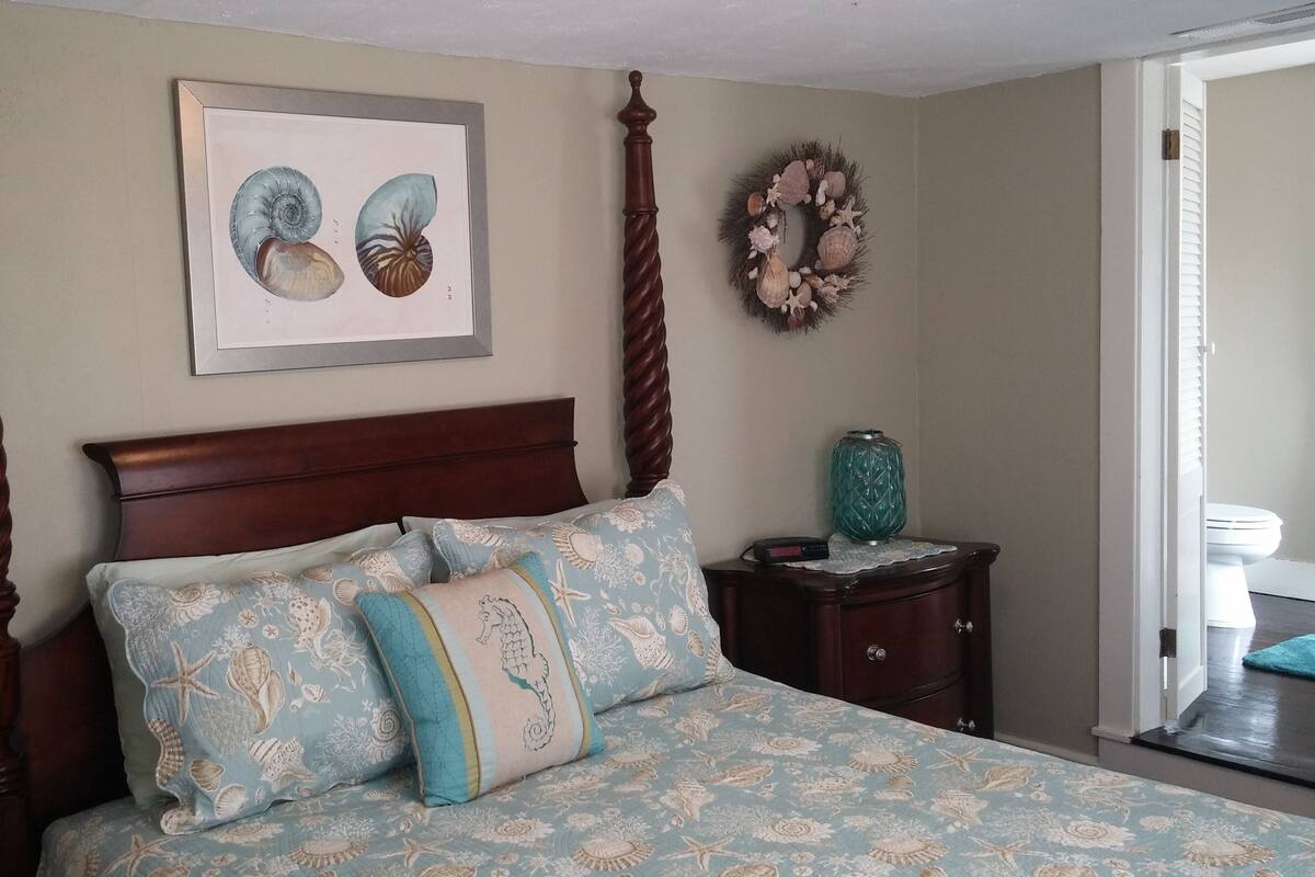 Habitación (B-6: Balcony Room: Queen Bed) | Ropa de cama de alta calidad, camas con efecto memoria y escritorio