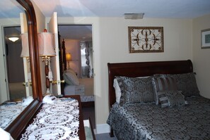 Two Room Deluxe Suite (Brandon's and Balcony) | Premium bedding, memory foam beds, desk, iron/ironing board - Island Guest House B&B (Beach Haven)